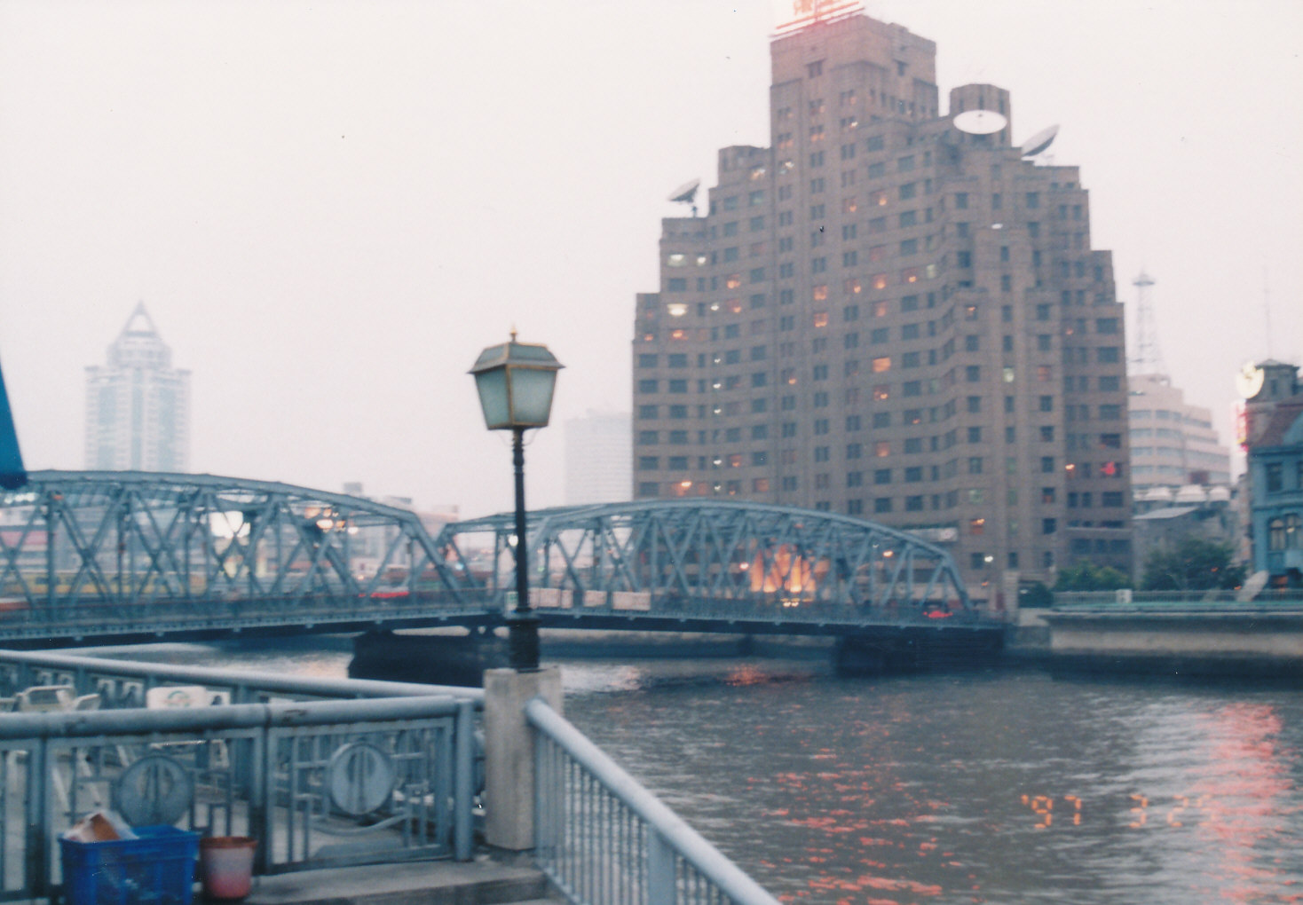 上海大厦と外白渡橋