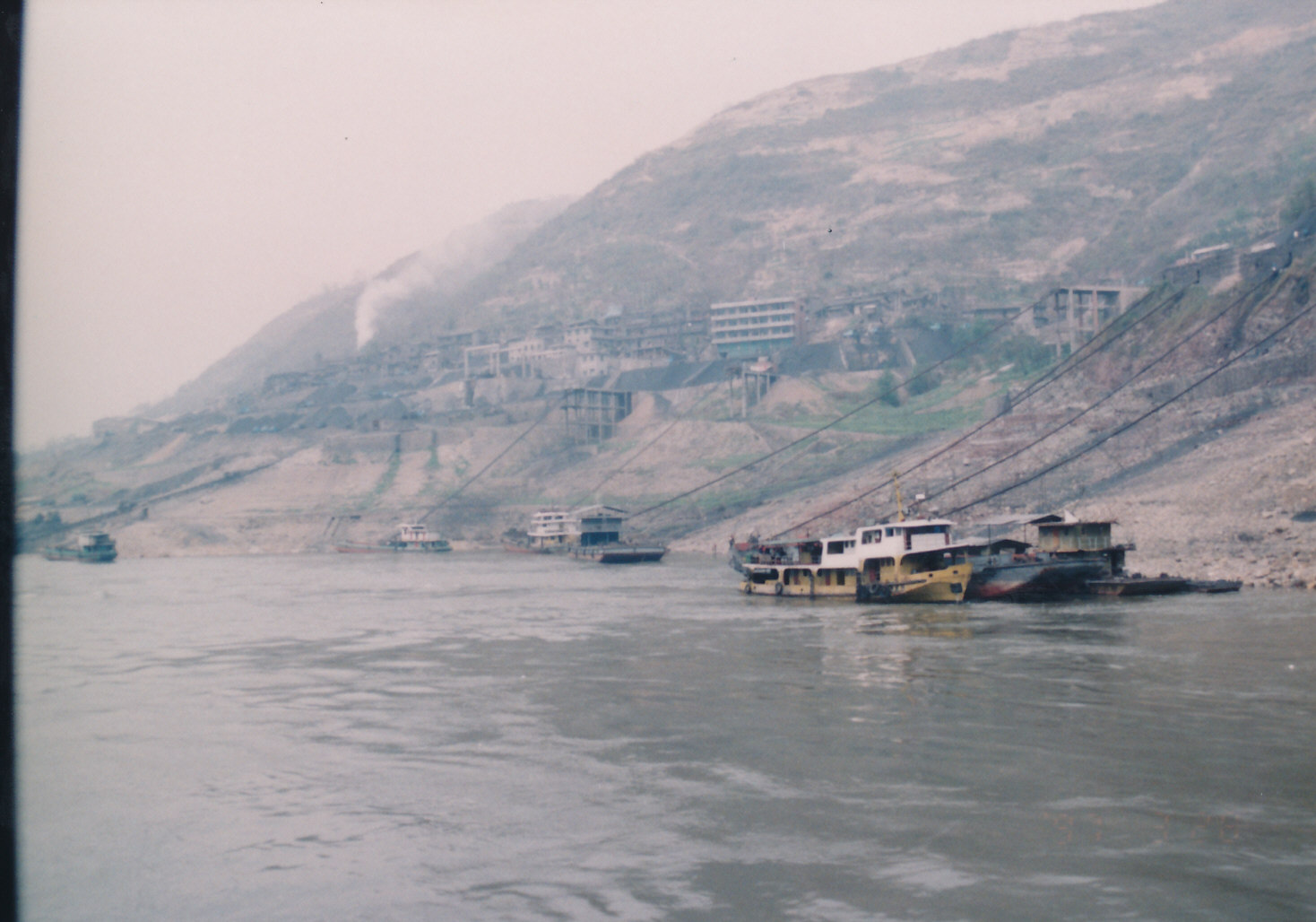 沿岸の作業場と工場群