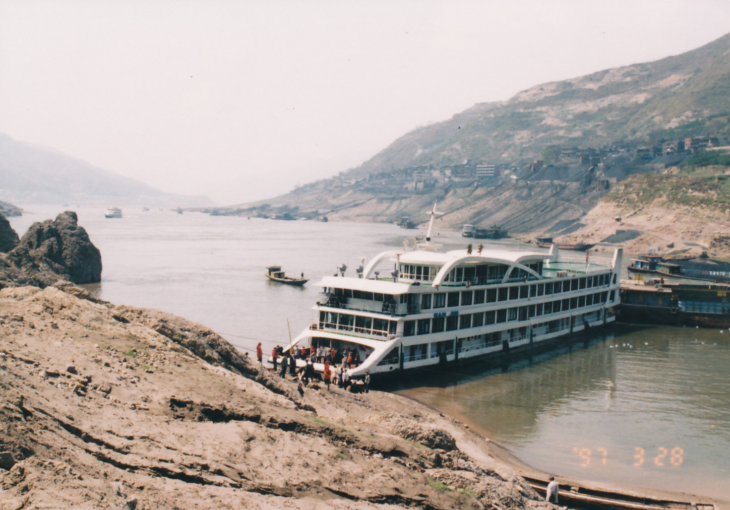 乗船場の万津号