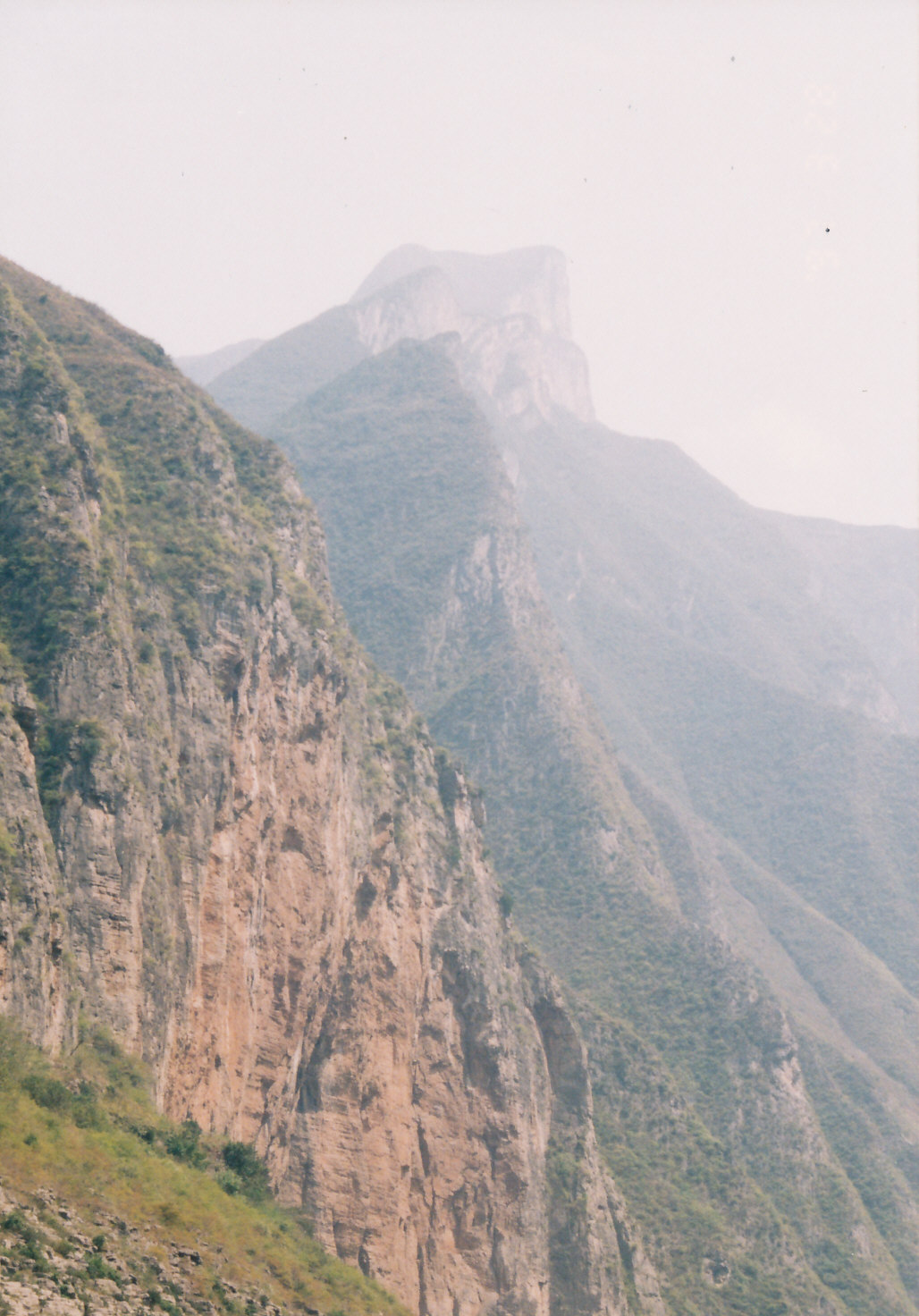 瞿塘峡の上にそそり立つ岩